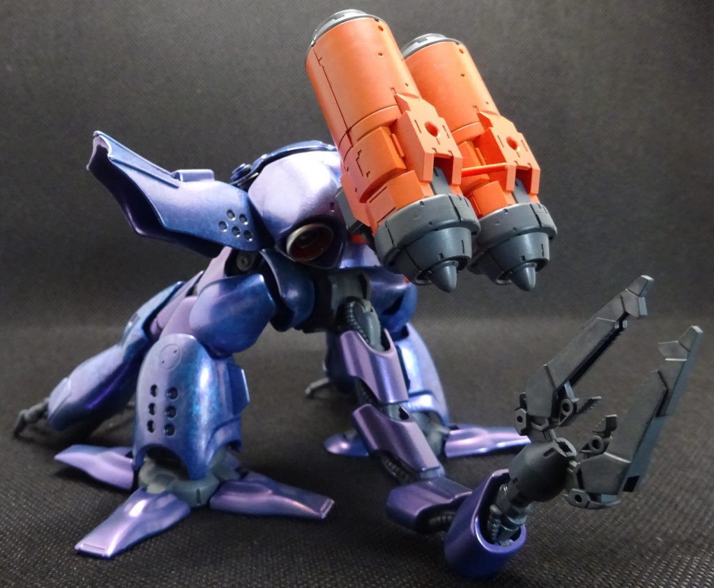 小型化に伴い腕の関節はキットの物は使わずポリキャップの二軸関節を仕込み短くしましたので その分余ったキットの腕関節で尻尾を作りました この尻尾の先端とオレンジの水中ブースターパックは30MMのポルタノヴァ水中仕様からいただきました 本当は水中用オプションだけ欲しかったが本体はまた作ろう・・