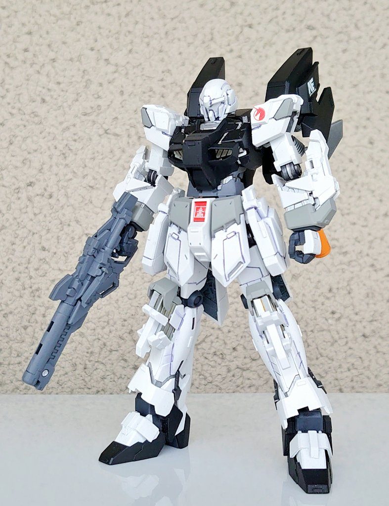 短期間でユニコーンを完成させた裏には複数の実験機体が存在したのではないかと考えました。そしてスタイン01からユニコーンへと進化する、その過程で生まれた中間的な機体をイメージしています。