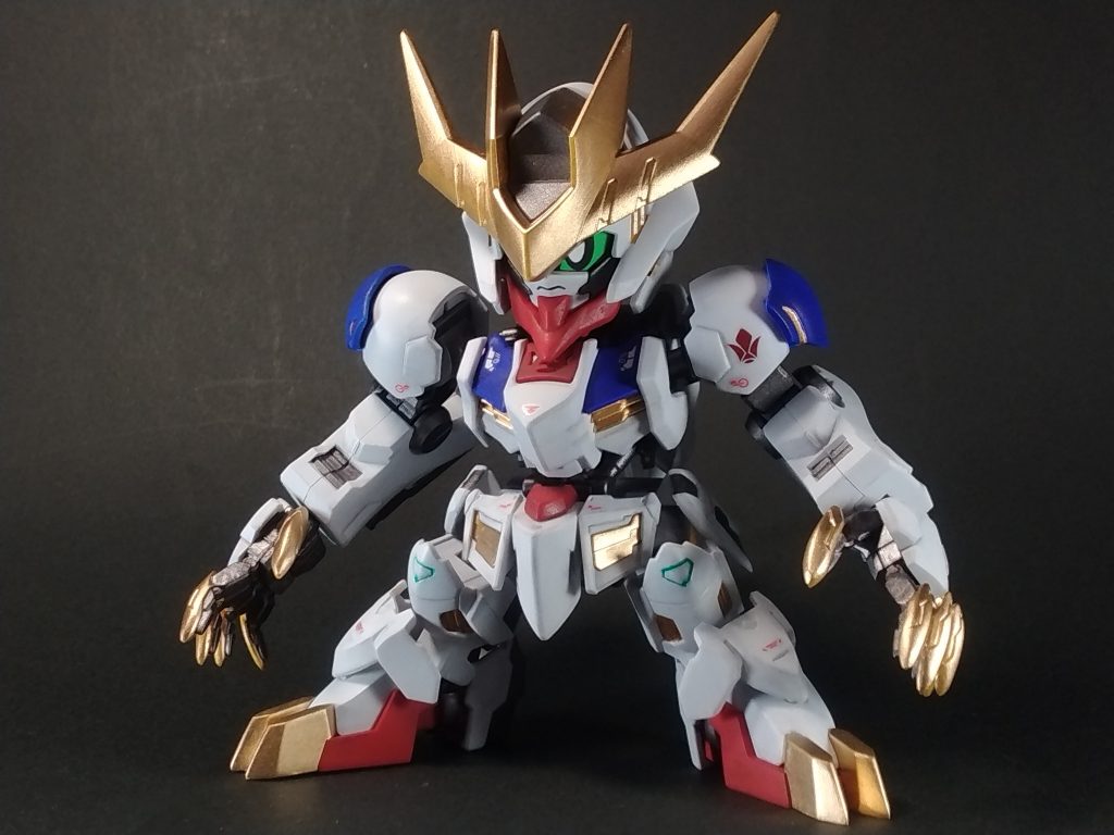 素の状態、装甲パーツは角と爪を若干シャープ化した程度。瞳シールはいつもの自作品です。