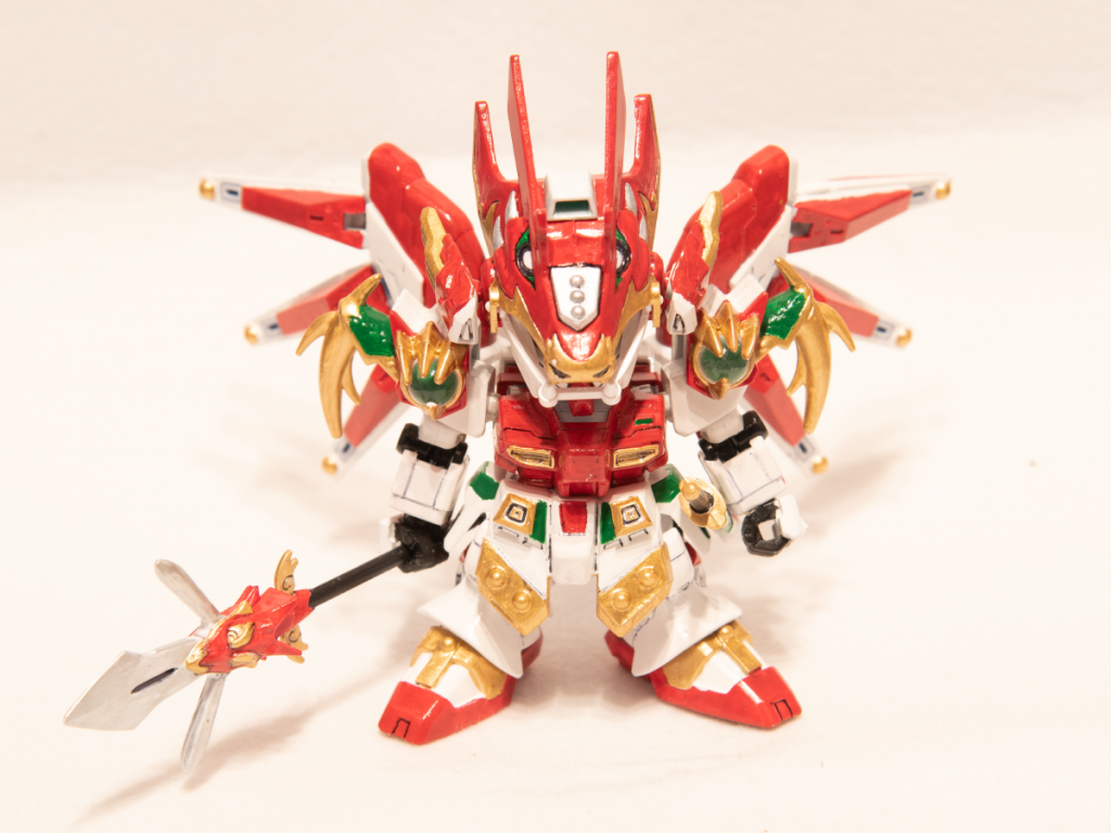 正面から。兜がかなり前下がりなので、イケメンが隠れてしまいます。お察しだとは思いますが顔は動かすのかなり厳しいです。他の部位に関してはHi-νのまんま。プラ板やネイルのデコレーションするやつ(語彙)でディテールを追加しています。