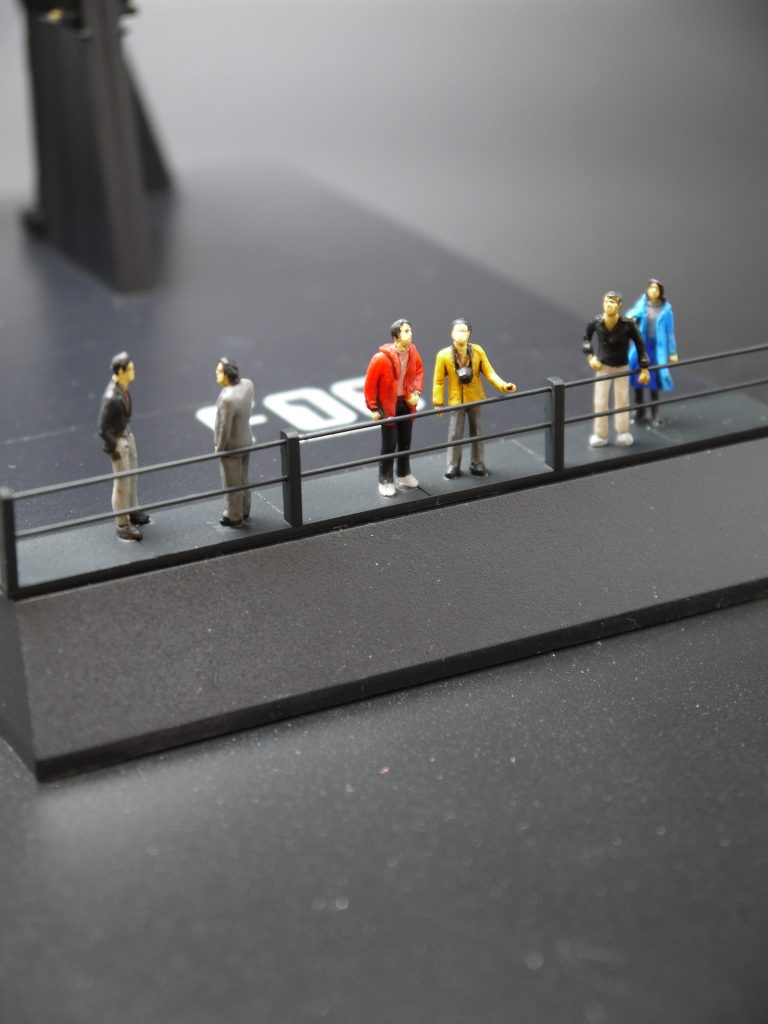 ドックには更に見物客も追加しました。プラ板と真鍮線で作った見物デッキに、Amazonで購入した1/100の人物を塗装して接着してあります。見物デッキはドックの上に置いてあるだけなので、自由にレイアウトできます。人物やフィギュアを作ることはほぼありませんが、結構楽しめました。