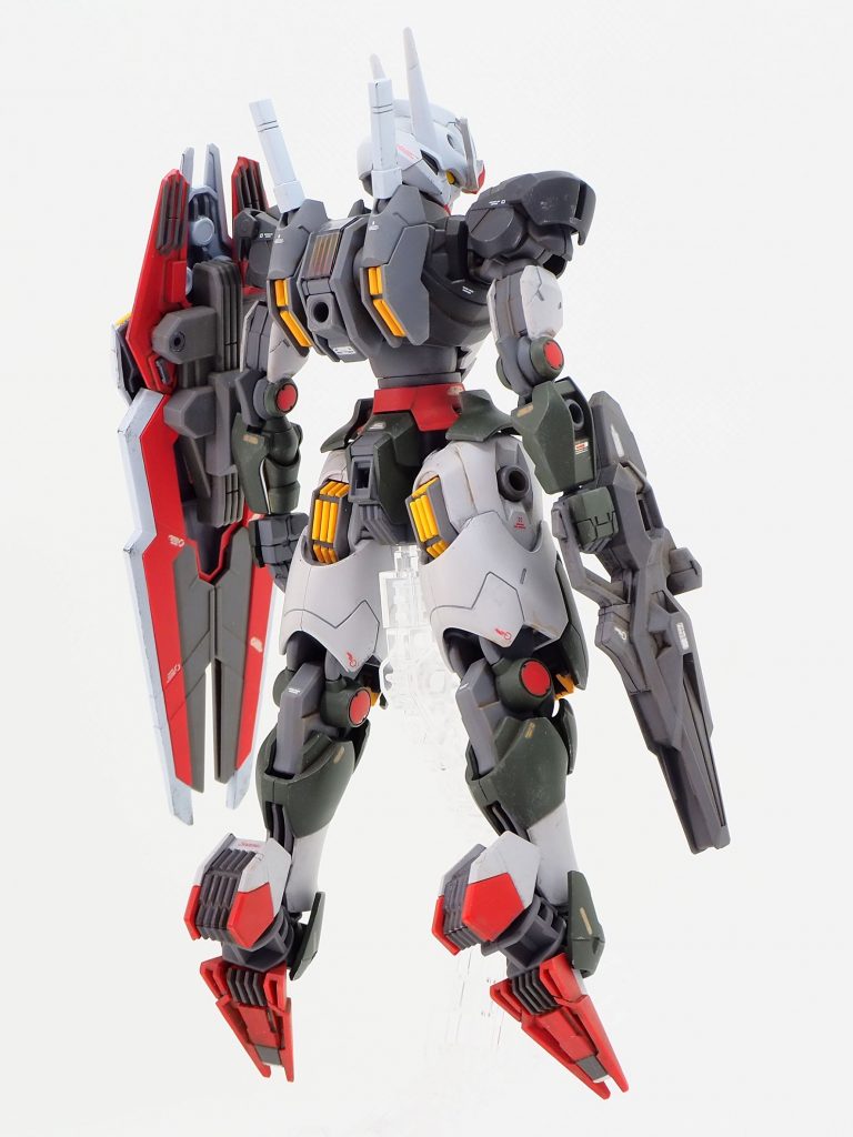 足の裏など各部にあるフィン状部分は筆で塗り分け。バックパックは本来のリアルタイプガンダムは赤色の場合もありますが今回はグレーに塗りました