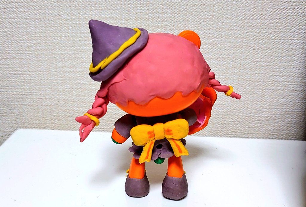 後ろ姿。リボンも付属のものに粘土をくっつけています。ワンピースはしっぽがはみ出る短めの丈で調整してみました。他の投稿作品を見ていただいても分かる通り、最近思考がEテレ幼児番組に傾きがちなので、イメージが固まってから完成までずっと某椅子MC番組の魔女っ子ソングが頭から離れなかったのはナイショ…(隠してない)