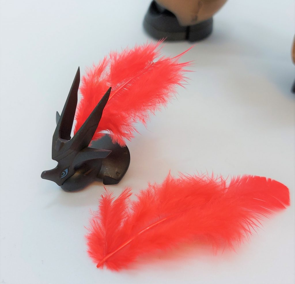 頭部の赤い羽根は募金をしてゲットしました。調べてみると、赤い羽根は、本物の食肉用の鶏の羽を染色して生産されているとのことです。ジャストサイズです。