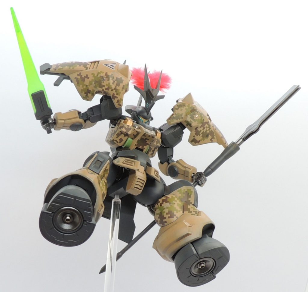 各部のバーニアには金属製パーツを設置し、キラリと光るアクセントにしています。