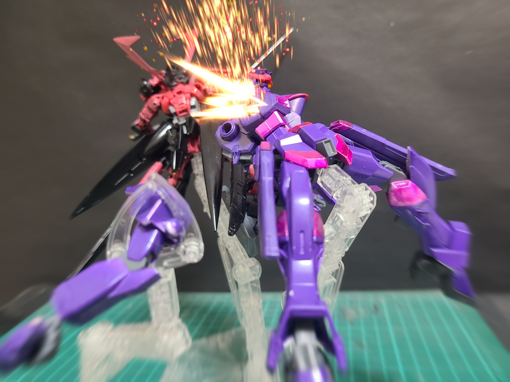 サヤ「はあ!!」インベイジョンガンダムの腕を斬り落とすストレートアストレイ?「……あぃ…ぃぃ…」攻撃を受け大きく怯むインベイジョンガンダム