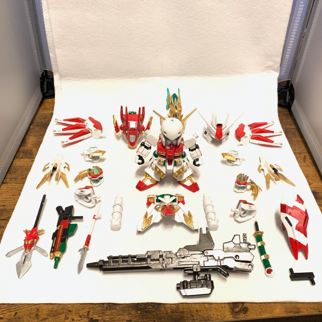 パーツ一覧。これもスマホにて撮影。ブースが小さいのバレちゃうゥ。この並べてる状態が一番好きかも。なぜ、切れた、デジカメのバッテリーよ。いや、自分が100%悪いのですが。