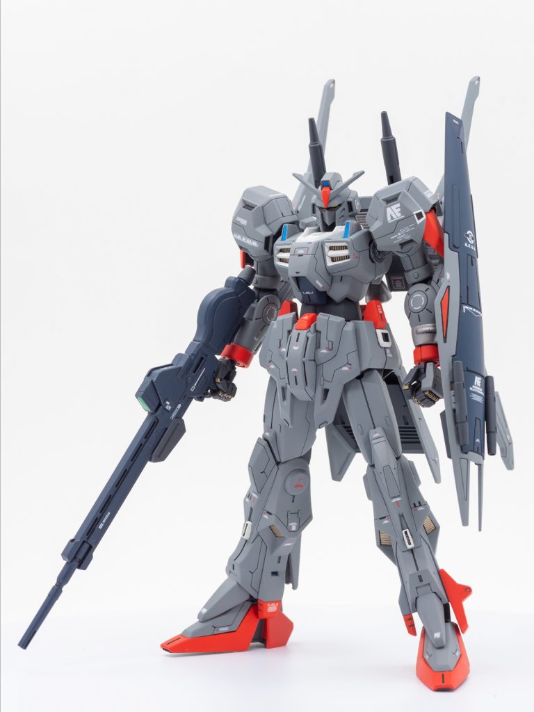 いじった部分は腰回りがメインになります。普通に組むと腰回りのボテっとした感じがオムツのようだったのでGFF版に寄せる方向で調整しました。フロントアーマーのサイドのカット、サイドアーマーの前面追加、足の付け根をより内側にしました。フェイスは削りこんで小顔にしています。スネの前面はGFF版的に白いダクトっぽいものを追加、サイドは丸モールドのバーニアっぽかったんですが、スリットに変更しました。あとは前回と同じような適当なスジボリ。これで素組みよりかはシュっとなったかなと思います。