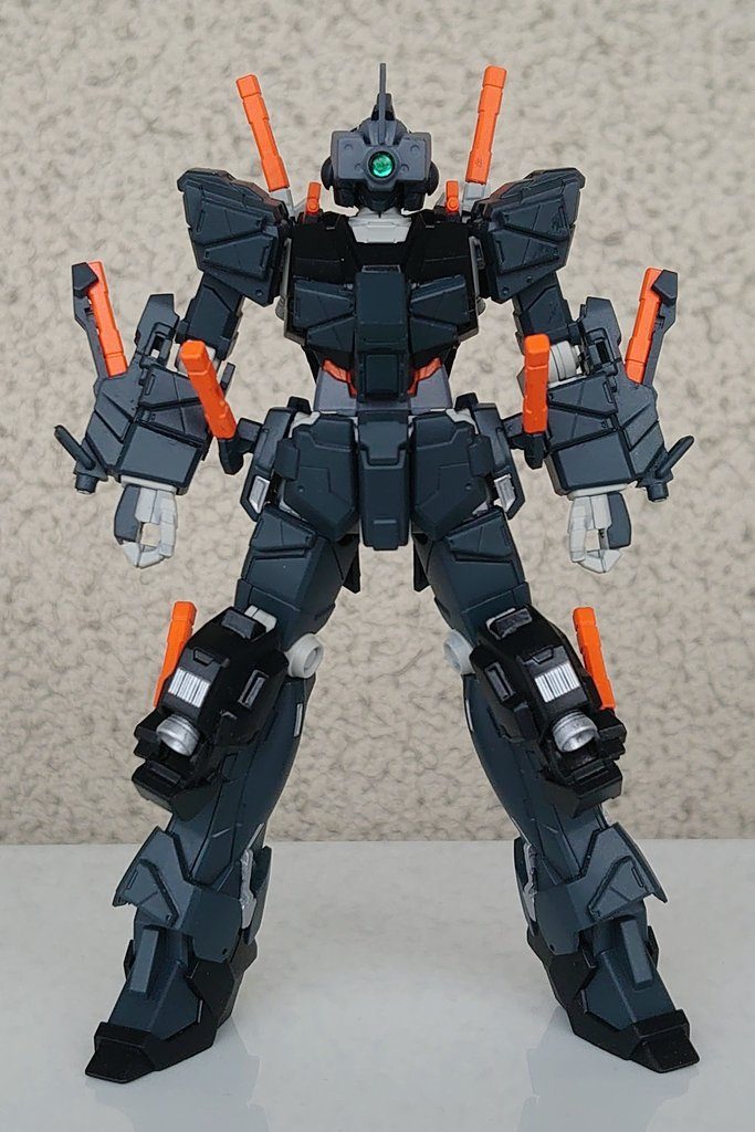 主兵装は全身にあるビームサーベル×8本 と両腕のビームマシンガン。ビームサーベルはマシンガンのカートリッジとしても機能します(妄想)