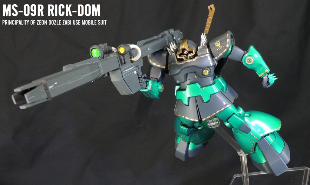 HG1/144ドム/リック・ドム改造のドズル・ザビ専用リック・ドムです。両肩のスパイクとモノアイは金属製パーツを使用。大型のヒートホークは、プラ板とランナーからの自作です。エングレービングの表現は、手芸店で入手したシールを使用しました。カラーリングを一部変更したり、エングレービングを簡素にしたりと独自のアレンジを加えたため、設定画からやや離れてしまいますが、雰囲気重視という方向性で仕上げました。