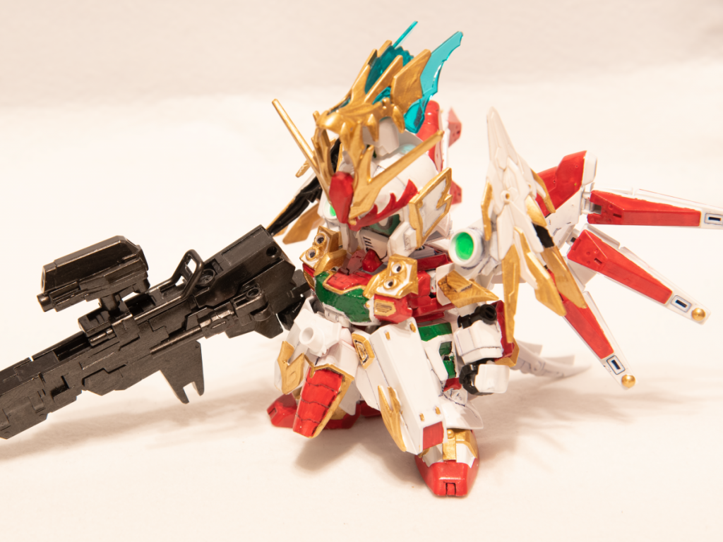 頑駄無紅龍王そして今回の目玉ギミック!「頑駄無紅龍王」です!!!!!!紅龍の陣や鎧が守護獣「紅龍」になるギミックをオミットした代わりという訳ではありませんが、オリジナル形態を。龍頑駄無が結晶鳳凰より力の一部を授かり、うんちゃらかんちゃら的な。モチーフはHi-νガンダム H.W.S. です。公孫賛イージーエイトからかなりパーツを頂戴しています。後は最初に記載したキットとジャンクパーツ等。武聖関羽雲長νガンダムのクリアパーツをそのまま使用したのですが、かなり青かったですね。裏からグリーンに染めても良かったなあ。反省(反省ができる人間は偉いからな~~~~~)。