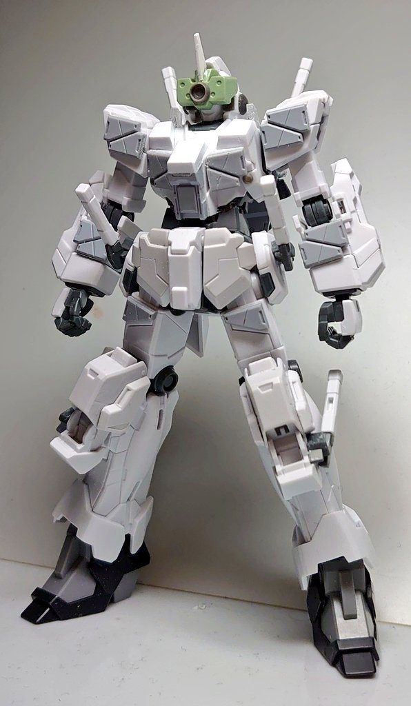 塗装前。ビルダーズパーツとジャンクパーツを貼りました