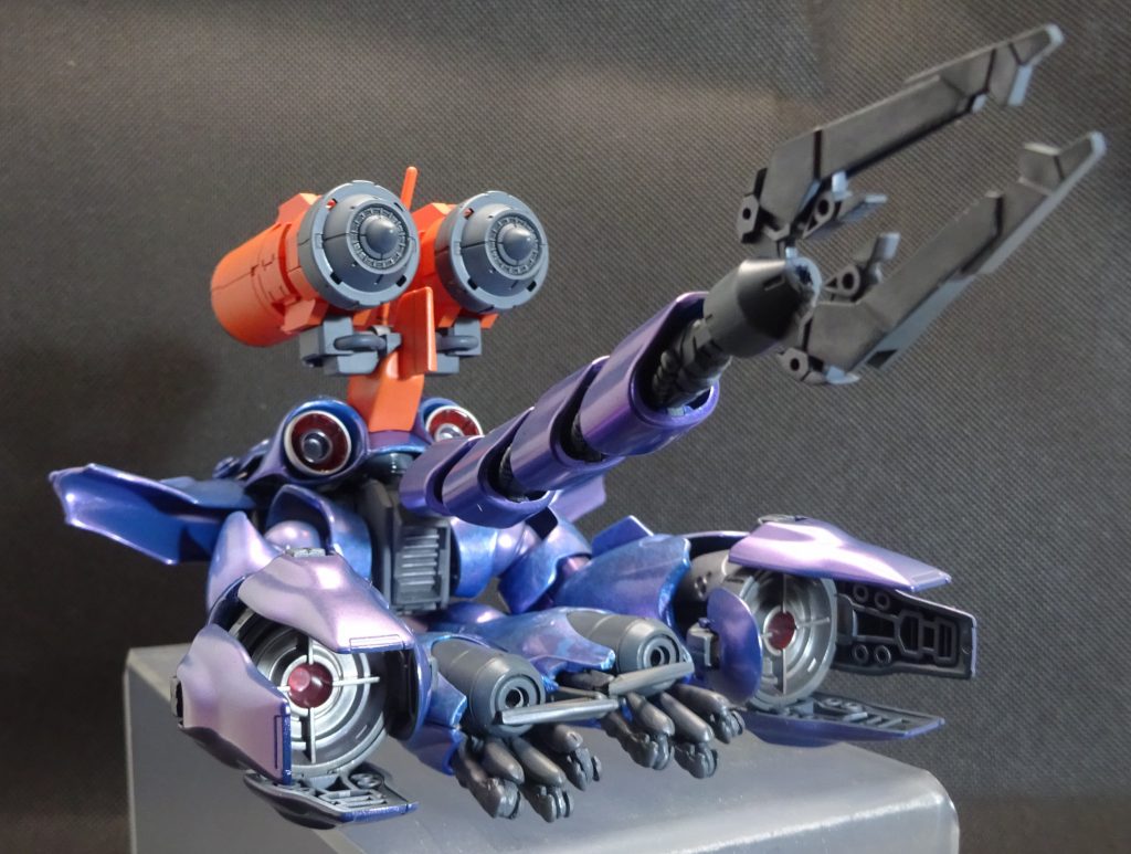 ものすごく早そうです この状態では爪を折りたたんでいます この爪は棒状の武器なら何とか持てますし 寒ジム君の頭部も握れますよ ライフル系はちょっと無理っすw