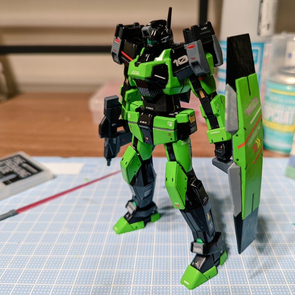 黒が強すぎて顔がよく見えなくなりました。シールドのデカールはバイクのようなスピード感を出すために斜めに配置しています。