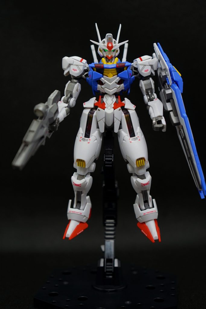 フロント。太ももがすっごいですね。太ももは大きいパーツなのですが、柔らかいプラスチックでつくられており、ゲート跡が目立ちません。