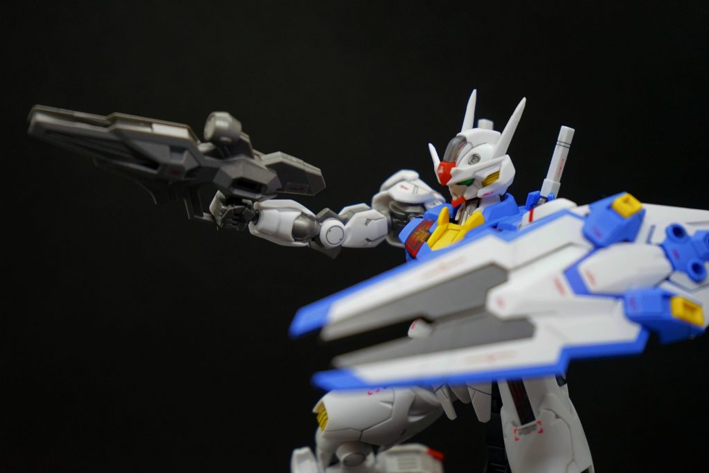 シールドがかなり大きく、存在感があります。今度発売の新アクションベースが手元に来たら、ビット展開状態で展示したいですね!