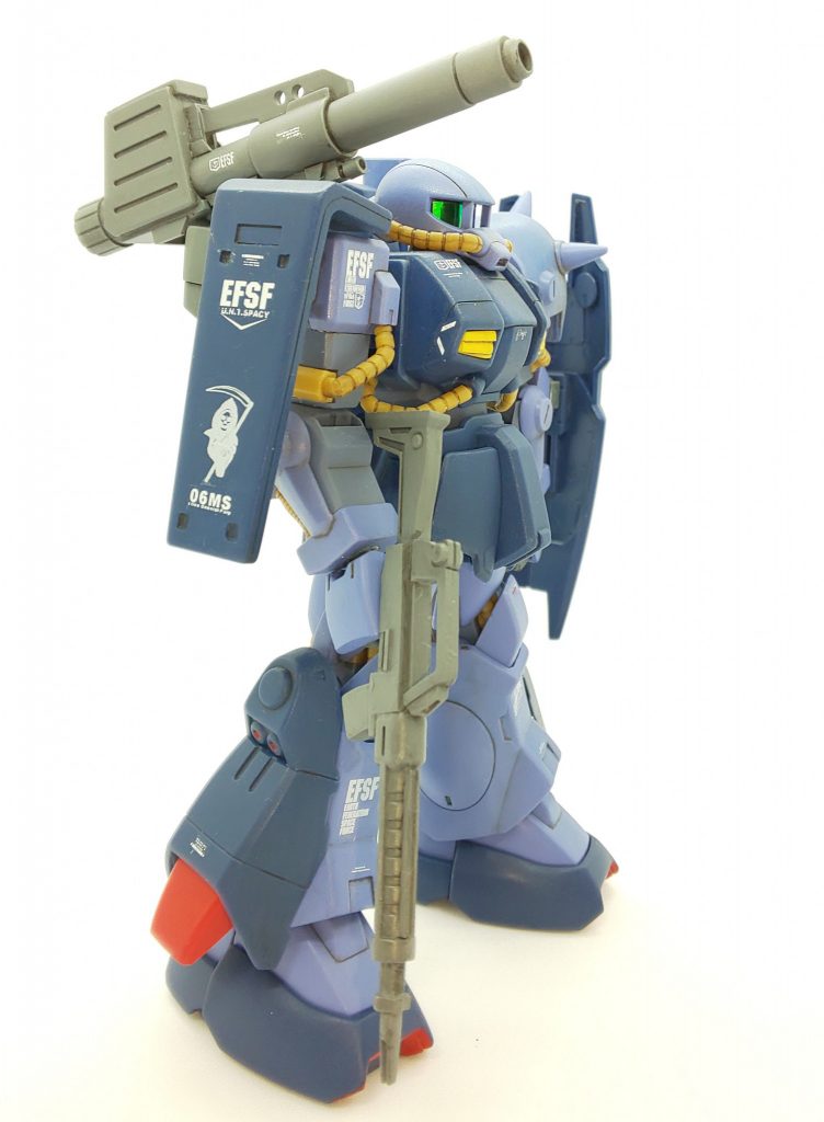 ハイパーバズーカを利用した無反動砲である。主力機に随伴し主に中距離で支援砲撃を行った。カートリッジ式で装弾数は7発。一年戦争時にある程度の量が生産された(その場で装填できず、使用後にデットウェイトになるので戦場で破棄される事が多かった。)ようだが、予想したほどは運用されずにかなりの量が残った。また、既にカートリッジ式のハイパー・バズーカが採用され一部で運用されており、旧ハイパーバズーカは行き場をなくす。そこで考え出されたのが砲身を短くコンパクトにして固定武装化する案だった。