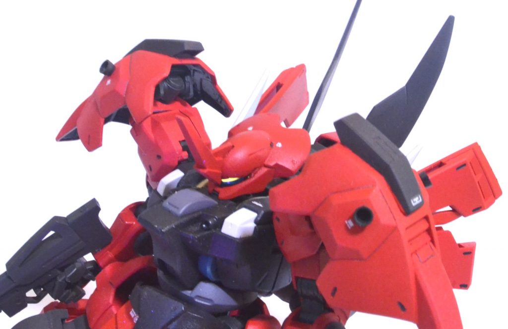 頭部アップ後頭部をダハック風に半円削ってみました。目立たないけどお気に入りポイントです。アンテナは同デザイナーのキマリスヴィダールがぴったりだろうと思ったんですけど、捨てちゃったらしく見当たらなかったのでギャンスロット+プラ板