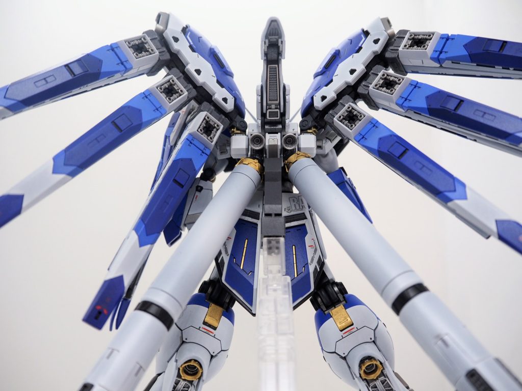 関節部はメタルカラーを使用重層的な作りになっているのを生かして奥からガンメタル→アイアン→ブラックとなるように塗り分けました