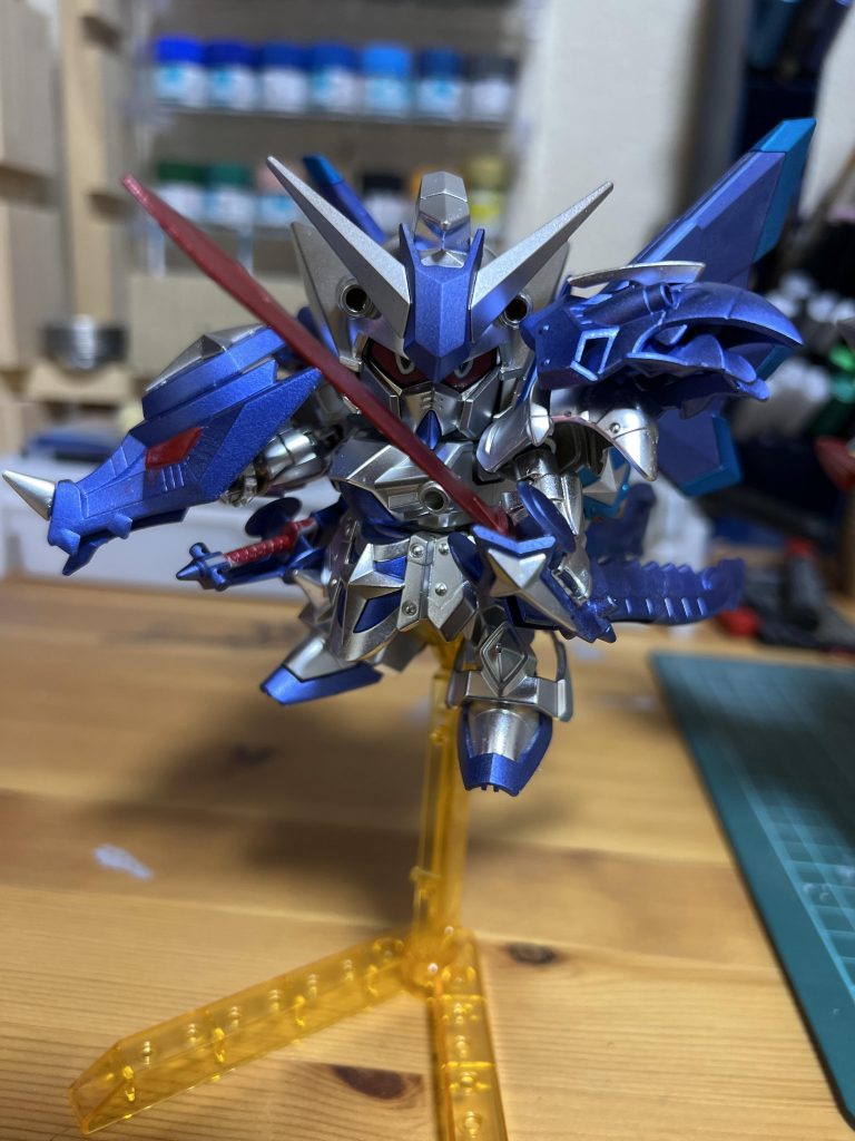 金メッキを落として、ガンダムシャインシルバーで塗装他はグレーの水性サフを吹いて、メタバイオレットと、コスモブルーとメタレッドで塗装