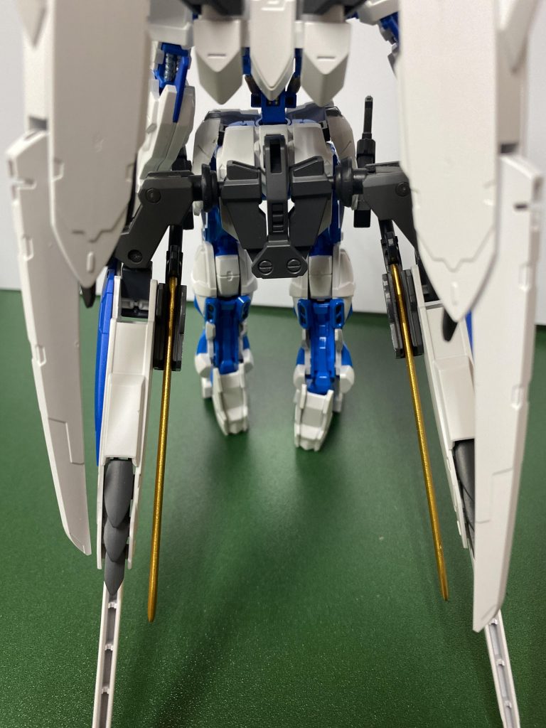 バエルソードとスラスターを合わせています。