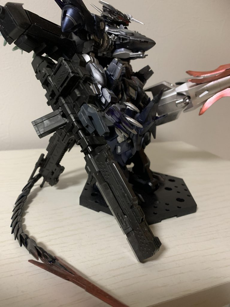 GNブラスターX/D:右腕に装備された主兵装の一つである大型ライフル。莫大なGN粒子を圧縮した粒子ビームを放つ事が可能だが、本機の敵機との距離を瞬時に引き離せる亜光速並みの機動性を前提とした兵装である為、連射性能よりも威力と射程を重視している。(出力調整は出来るが高威力から極大出力の間しか調整出来ない。ただし、通常状態でトランザム並みの粒子ビームを連発出来る)またマガジンには、対GNフィールド・ビーム・コーティングや本機の装甲でもあるナノラミネート・アーマー採用機を想定して、別世界の狼王の名を冠するガンダムより得られたデータから製作・改良した特殊質量弾が搭載されており、データの質量弾よりも威力と射程は劣るものの、装弾数の問題を大幅に改良しており、四十発装填されている。