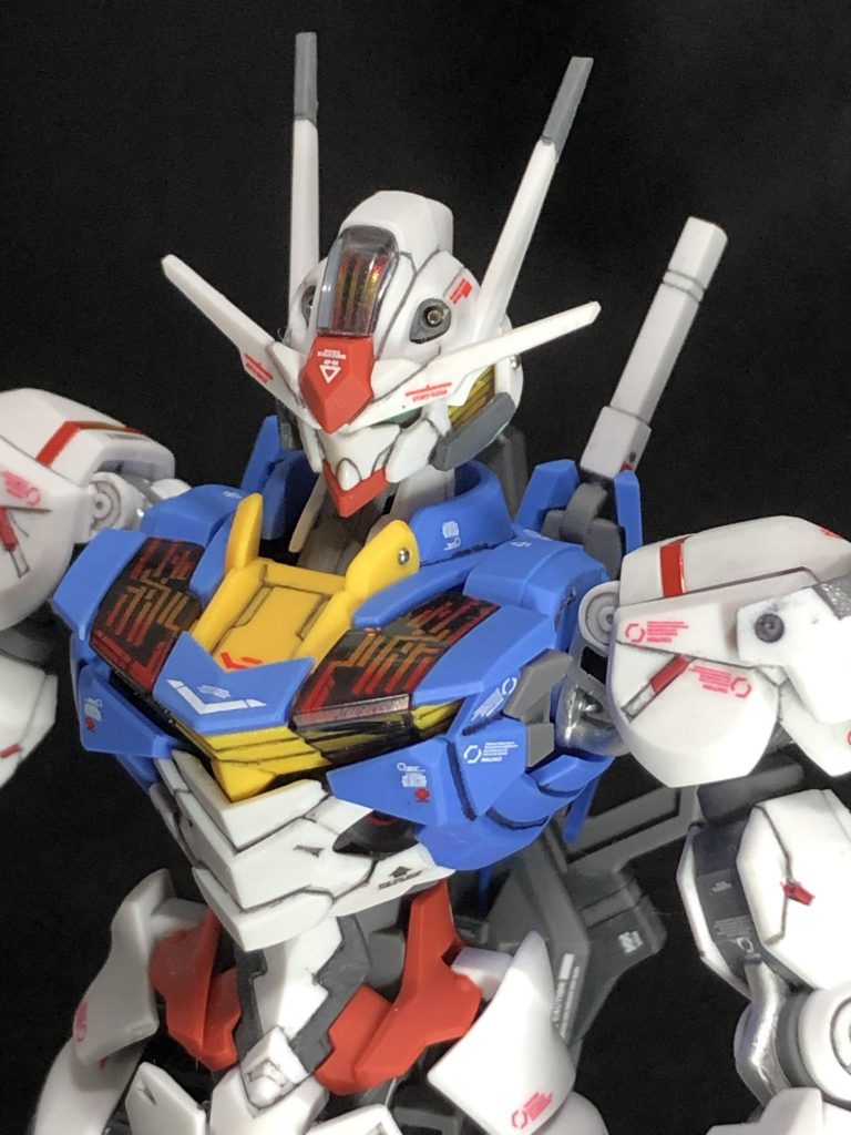 上部です。バルカンをメタルパーツに変えた他、一部塗り分けやディテールの彫り直し等を行いました。灰色で塗り分けるのメリハリが出てカッコいいですね。真似した甲斐がありました。