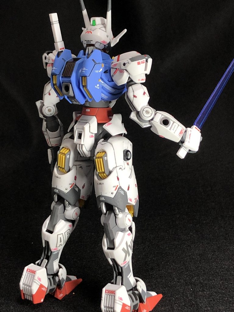 背面から。バックパックのイエローチップとデカールがお気に入り。イエローチップは横着してスジボリに埋め込んだりせずそのまま貼り付けたんですが、デカールのおかげで自然に見えますね。