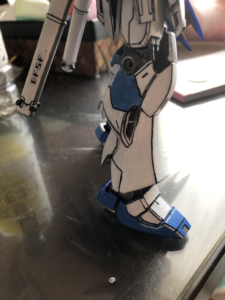 脚部は1番苦労した部分です。つま先は、HGにEGの甲のパーツを移植して、EGの関節を使用できる様にしました。ふくらはぎ…こちらもνガンダムとhi-νで筋彫りや形状が違うので、HGから移植でしたが、HGのhi-νガンダムは設定よりも小さいのか、隙間だらけになりました。パテという文明の器具もないので、プラ板を隙間に挟み込んでひたすら整形…なんとか違和感ないレベルまで出来たと思います。今の自分的には満足してます。