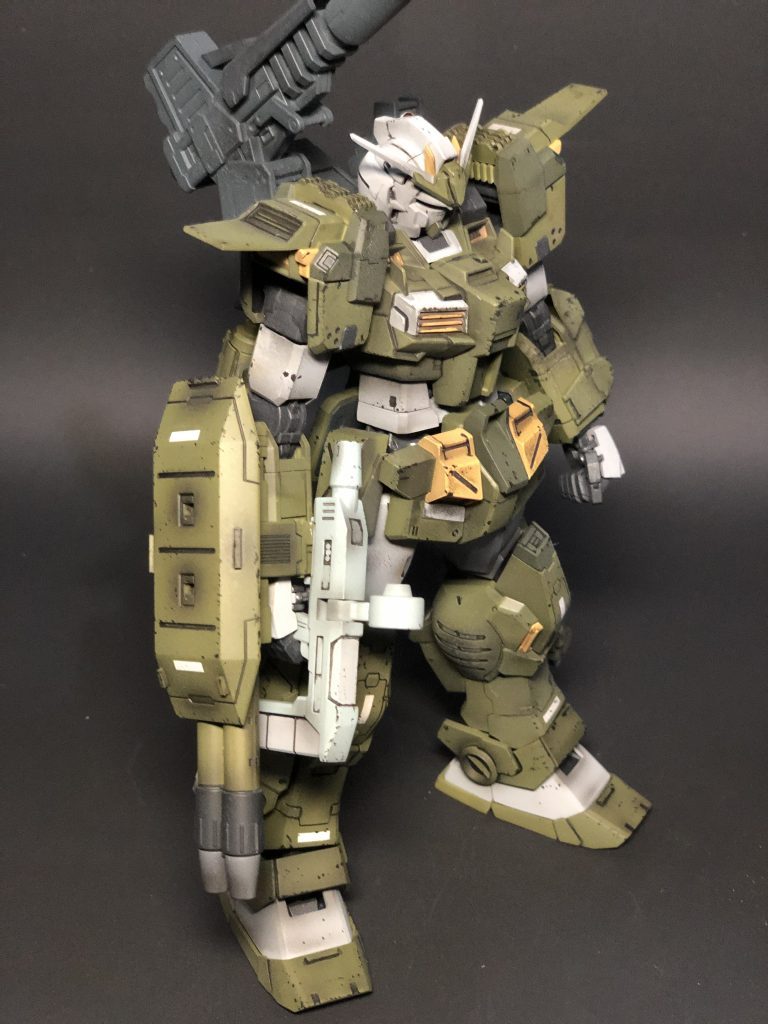 トリコロールでヒーロー感の強いガンダムと違って兵器の雰囲気がかっこいい。