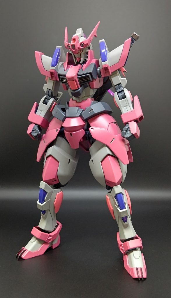 頭部:ジャイオーン胴体・腕:ディナイアル腰〜腿:百錬膝下:ビルドバーニングという感じでパーツを使ってますあまり見えませんが後頭部の弁髪的な物はディナイアルのクリアエフェクトを、刀はビルダーズパーツハンド類はビルドナックルとディナイアルから使ってますつま先には爪を追加色はガーネットレッドとライトグレーフレーム等はガンシップグレー肩肘膝にパープルセンサー類はメタリックレッド所々ガンメタで塗装