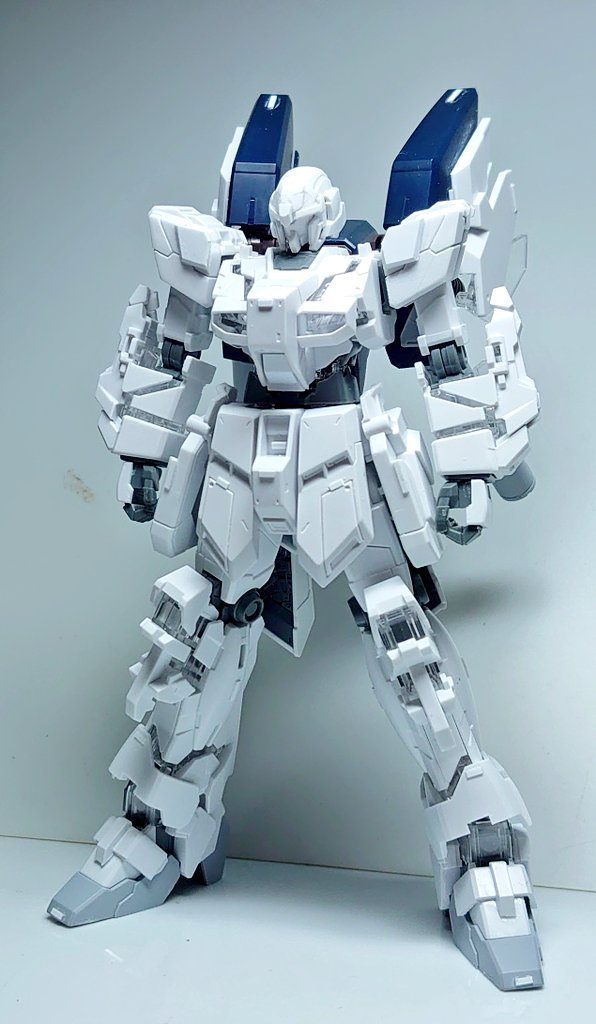 白いままでも良かったのですが、それだとユニコーンを意識しすぎてしまうと思ったのでνガンダム風なカラーリングにしました。