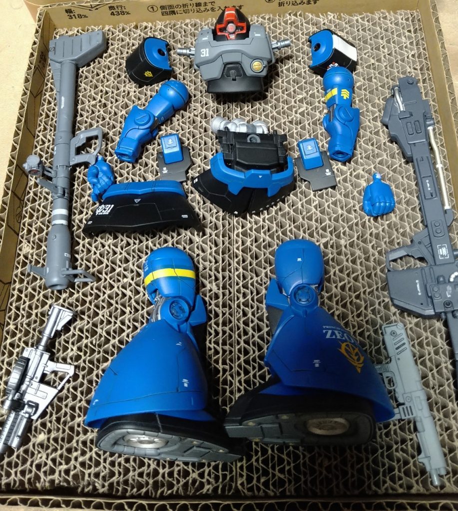 ボディーのグレーやマット黒は気に入ってます(*^^*)とさかが赤か青かで迷いましたが、赤で正解でした。