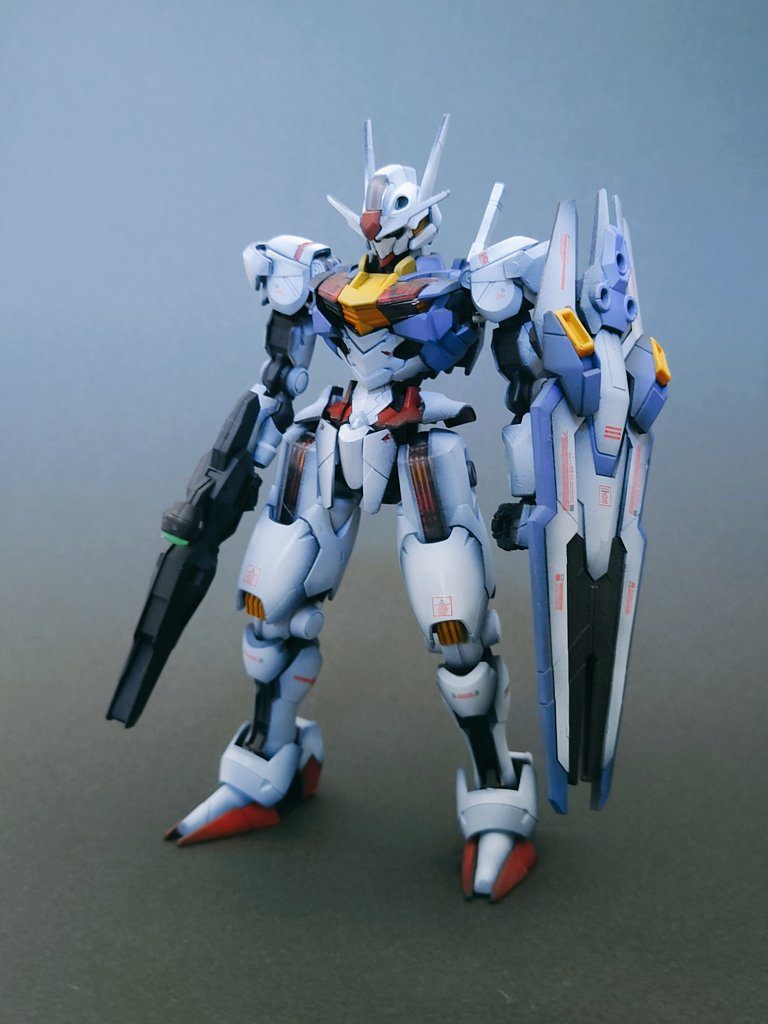 正面から今回は普段だとゴールド使いがちな黄色のパーツをオレンジを使って塗装してみました。隠ぺい力が低く、重ね塗りを何度かしたので大変でしたが最終的にキレイな色にできたので満足です。ルブリスと比べるとシルエットは似ていますが細部が結構違っていて、違う味わいのカッコよさがあります。盾のデカールはちょっとうるさすぎたかな？と思ってます、反省です。