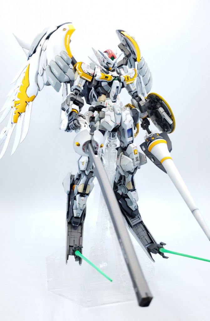 アストレアにアバランチダッシュユニットの一部を装備しトールギスフリューゲルの翼をミキシング！ヘキサギアのアームを背中に移植し、GNシールドとGNランチャー風の武器を装備してます