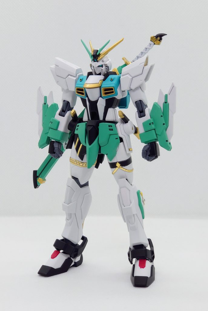 ブレイジングガンダムをベースに、スラッとした体型となるように胴、脚を変更しました。衣装は羽織のグラデーションが綺麗で印象的なのですが、メカに落とし込んだ時に全体の線がボヤけてイマイチになりそうだったため、羽織を脱いだ状態をモチーフとしました。カラーは設定画を参考にしています。