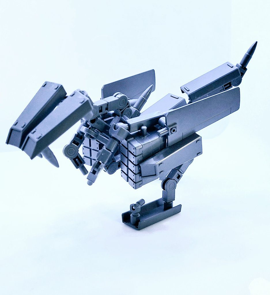 ある程度ラプトルっぽい動きならできます。一応設定としては、市街地戦等の遮蔽の多いエリアを得意とし、頭部、背中、尻尾の先端に付いたパイルバンカーユニット(肩部は予備)と腹部のミサイル、足先に付いた機銃で対MSや対歩兵、対戦車戦を想定し設計された高機動無人強襲機って感じにしときます。完全に後付け設定です。