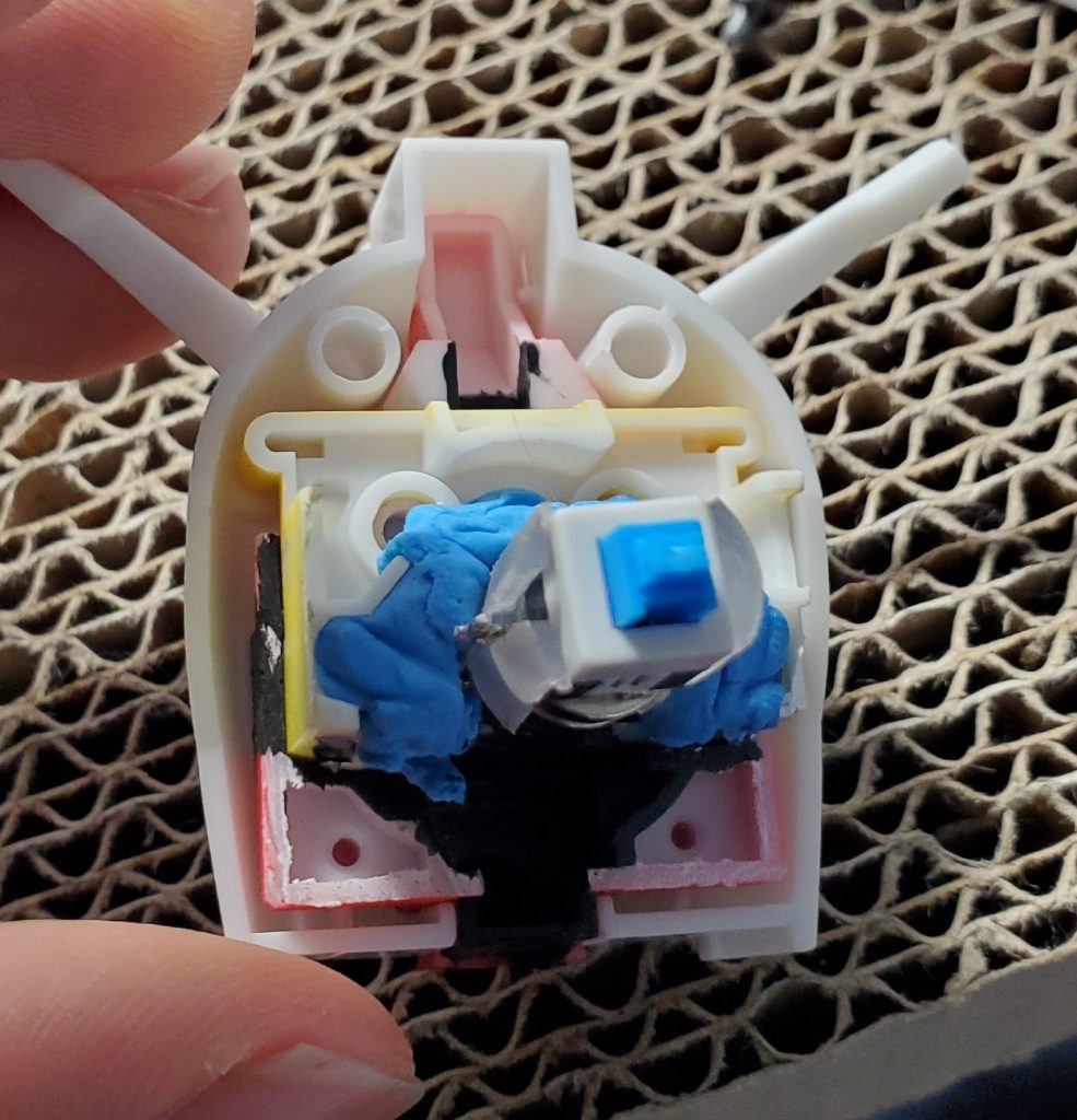 LEDの固定はブルタックゴムでやっています。またメンテナンスしやすいようにパーツ分割も変更しています。