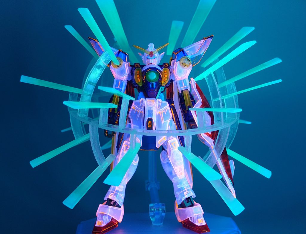 コックピットは開け放たれ、ヒイロ・ユイ(のシルエット)が見えますねコックピット部はくり抜いた所に白ランナーのタグ部分を裏から接着。ヒイロのシルエットが浮かび上がるようになっています。ほとんど分からないですがね