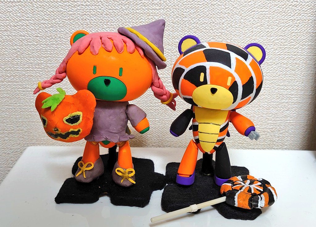前回の「ロリプッチ」と一緒に。塗装だけのものと比べてボリュームがありますね。写真だと分かりづらいですが、樹脂粘土をペイントしたペロペロキャンディと今回多用した米粉粘土との質感の違いは近くで見ると分かります。米粉粘土の方がマットなかんじ。
