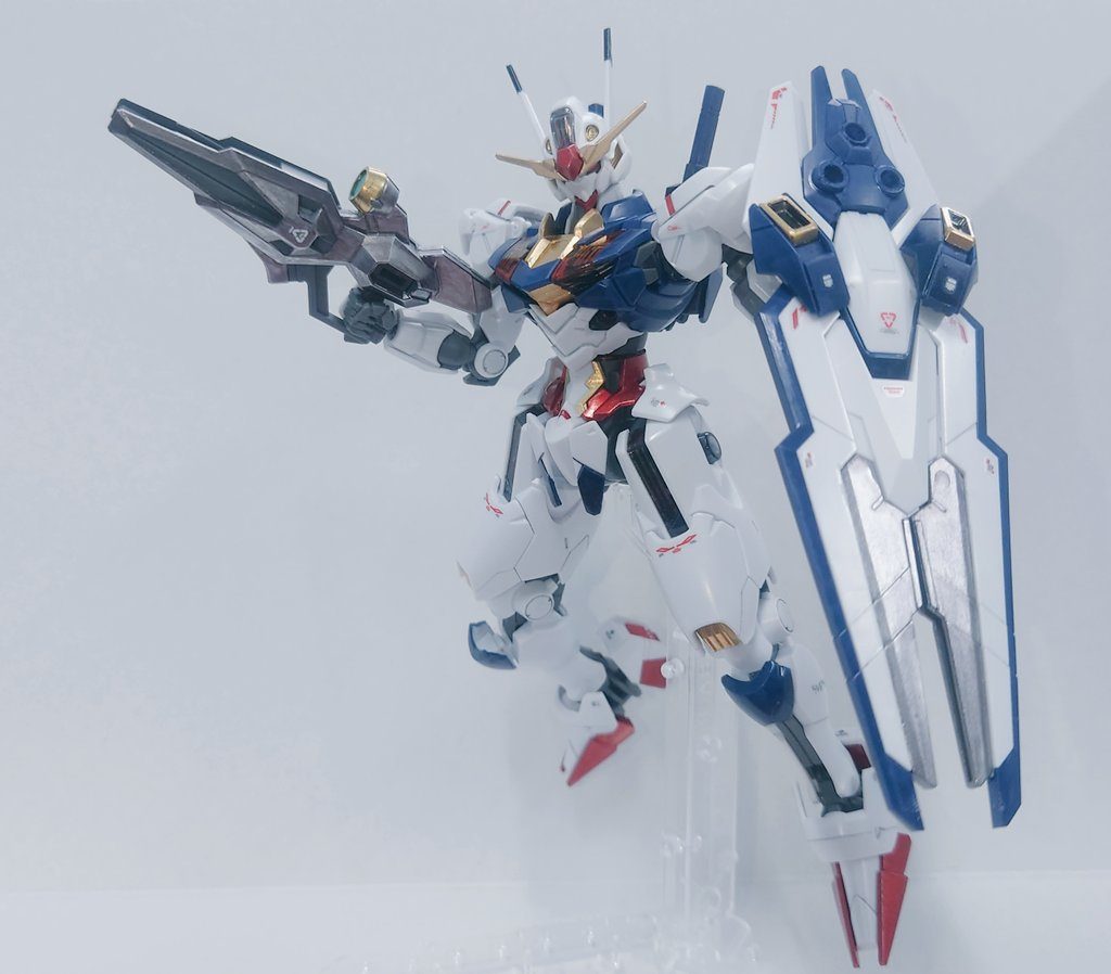 全体像になります。引き締まるような印象を持たせたくて、黄色部分はレッドゴールドで塗っています。ありきたりな色合いかもしれませんが、個人的には「より主人公機らしく」を目指しました。