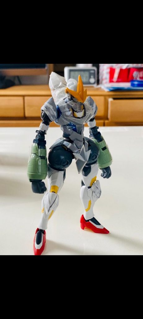 レギルスをベースにガンヴァレルに近いパーツを他キットから集め足りない部分はプラ板やパテによるスクラッチを行いました。