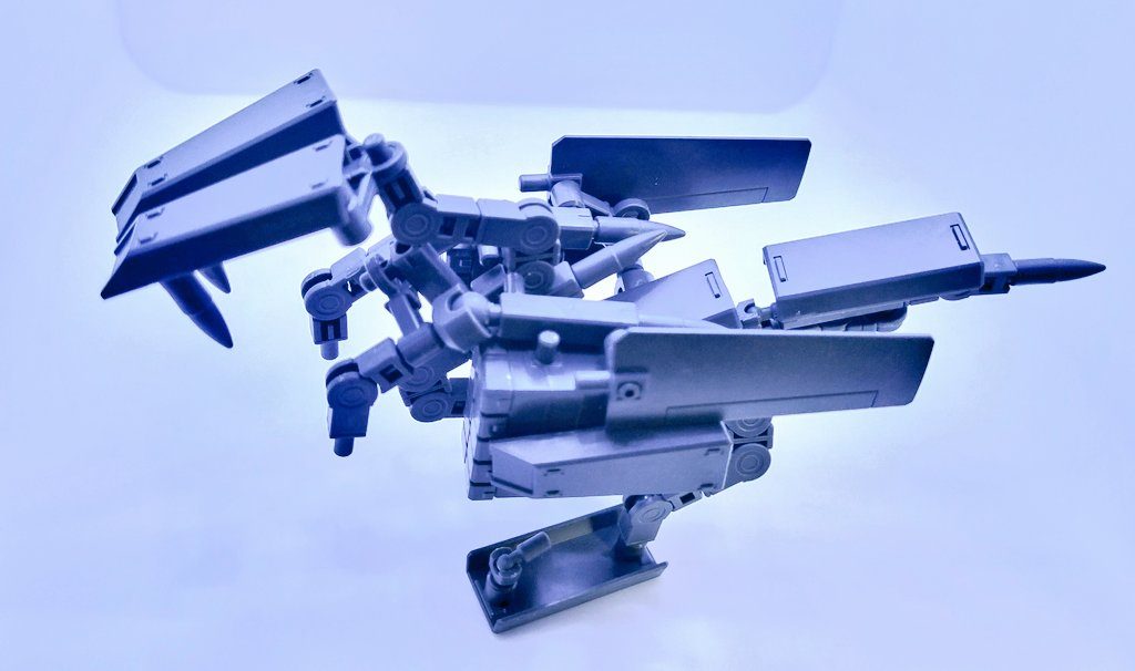 どうしてこうなったんでしょうか…ちゃんと説明書通りに作ってれば飛行型支援機みたいな形になる筈だったのに…