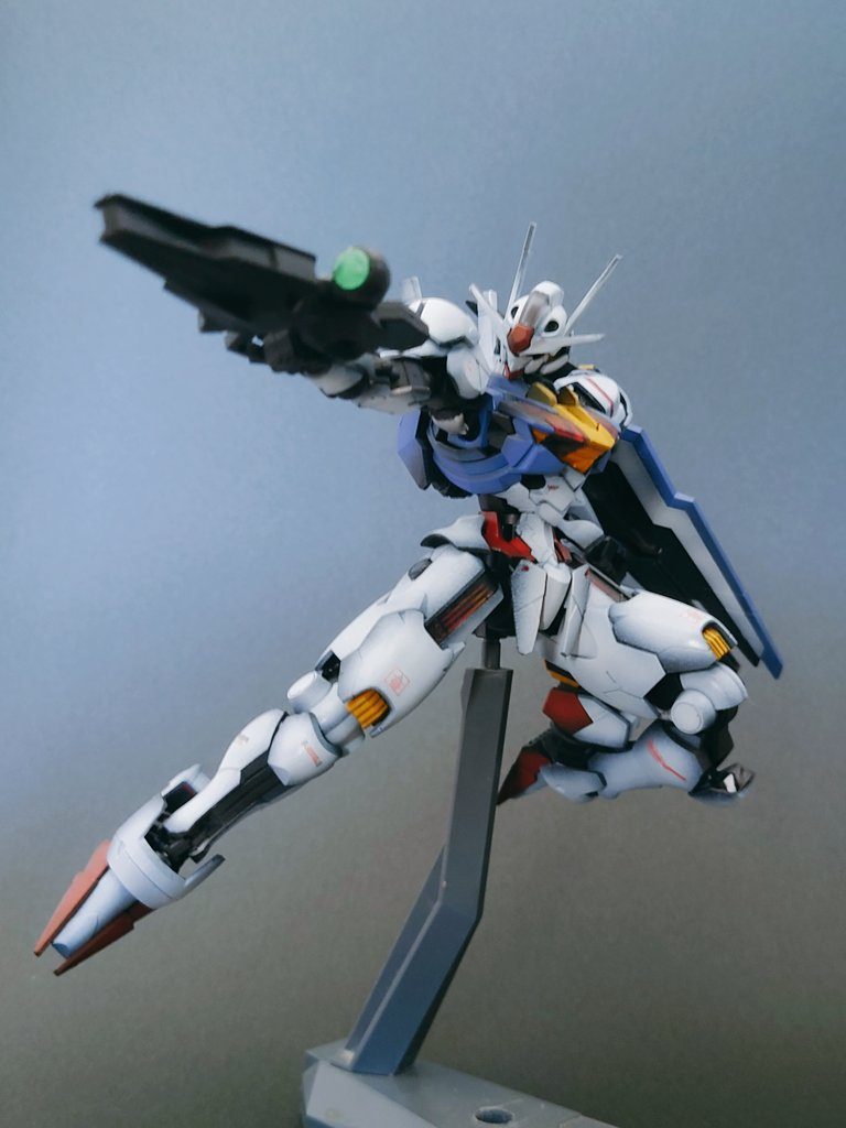 ライフルを構えてスコープは塗装表現ではなくHアイズのグリーンを使って表現しました。ルブリスより若干狭いかな？くらいの可動域でポーズめちゃくちゃキマって最高です。この可動ならこれからアニメ本編でする動きの再現ポージングも捗りそうで胸が高鳴ります。