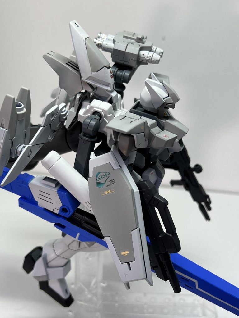 シールドは余剰パーツのシールドを加工して両腕に。グレー部分はプラ板です。バックパックは、30MMスピナティオの胸部です。あとはビルダーズパーツ、30Mのパーツ、ジャンクなどを組み合わせてます。