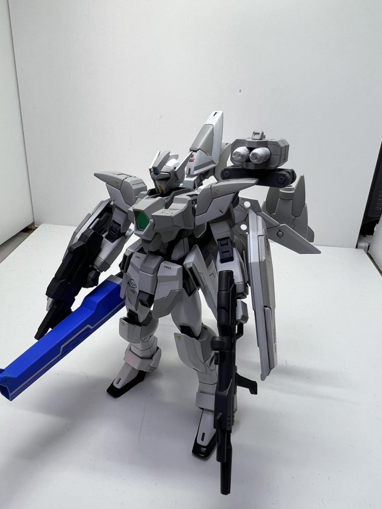 全体。一番いまいちは頭部だなあと思って、アンテナ部を加工してます。次にカラーリングが青系だけというのがいまいち感を出しているのではないかと思って白とグレーに変更しました。アニメでランシエとタッグで動いている時はあの青のカラーで格好いいと思うのですけど、なんでかカラーがいまいちに見える。白:ガイアカラー NAZCA ニュートラルホワイトグレー:ガイアカラー ウォームアップグレー、ニュートラルグレーIIとIIIをいい感じの塩梅になるように適当に混ぜました。黒:ガイアカラー フラットブルブラック関節部分は無塗装。両手のライフルはガンダムカラーMSファントムグレー。