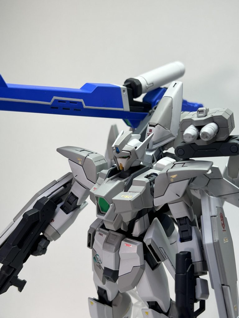 アルクライフルは、黒系にするのが無難だったと思ったけど、元々のアルクは青い機体だからという謎理由でこの色に。元々ついていたウイング部分は切り取って、プラ板などと組み合わせてサイドアーマーにしてます。