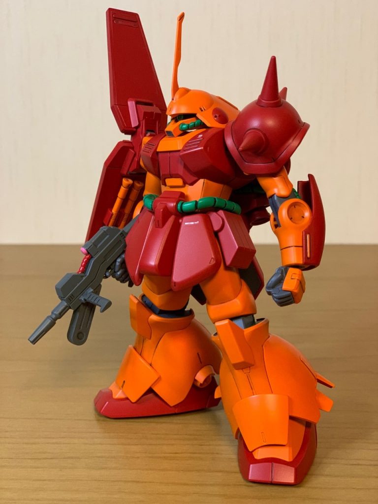 HGUC No.52ですから今の目で見ると関節とかも少し古めの設計でモナカ割も結構目立ちますね。しかしそれがいいんですよ！プロポーションは素晴らしいと思います。