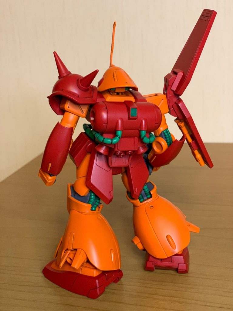 設定画に比べると頭部が小さく胸部もストンっとしてます。もし改修するとしたらその辺りですかね。次の再販時に入手出来たらその辺りの調整と腹部の上に可動箇所を追加してみたいです。