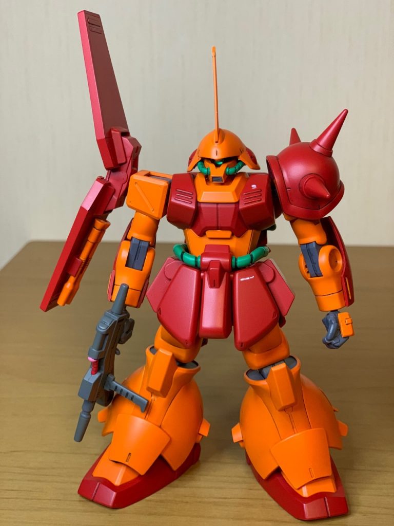 改修ポイントはモノアイをクリア素材に変更、前後アーマーの裏打ち左の握り拳にビルダーズパーツを使用ぐらいです。しかし正面から見ると本当に頭が小さいですね。でももしリバイブ版が出たら更に小さくなって・・・やめてほしいですね(笑)